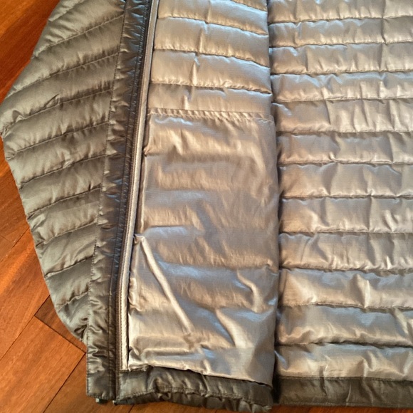 Men’s down jacket by Mountain Hardwear - Picture 6 of 10
